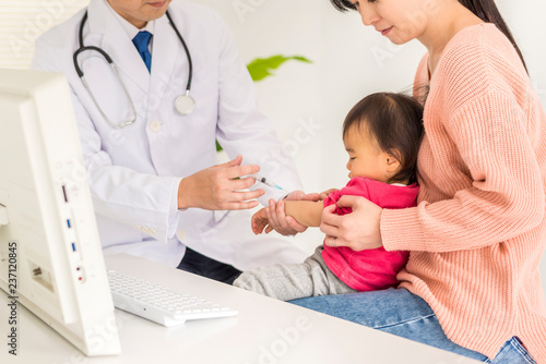 病院で注射をうける子供
