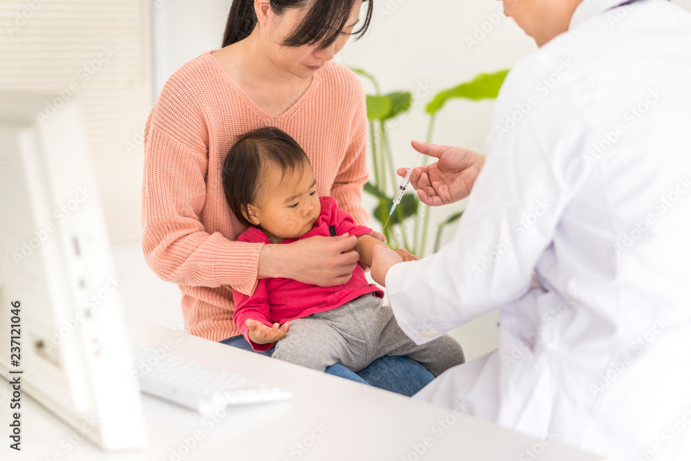 病院で注射をうける子供 病院で注射をうける子供