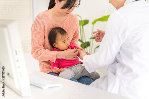 病院で注射をうける子供