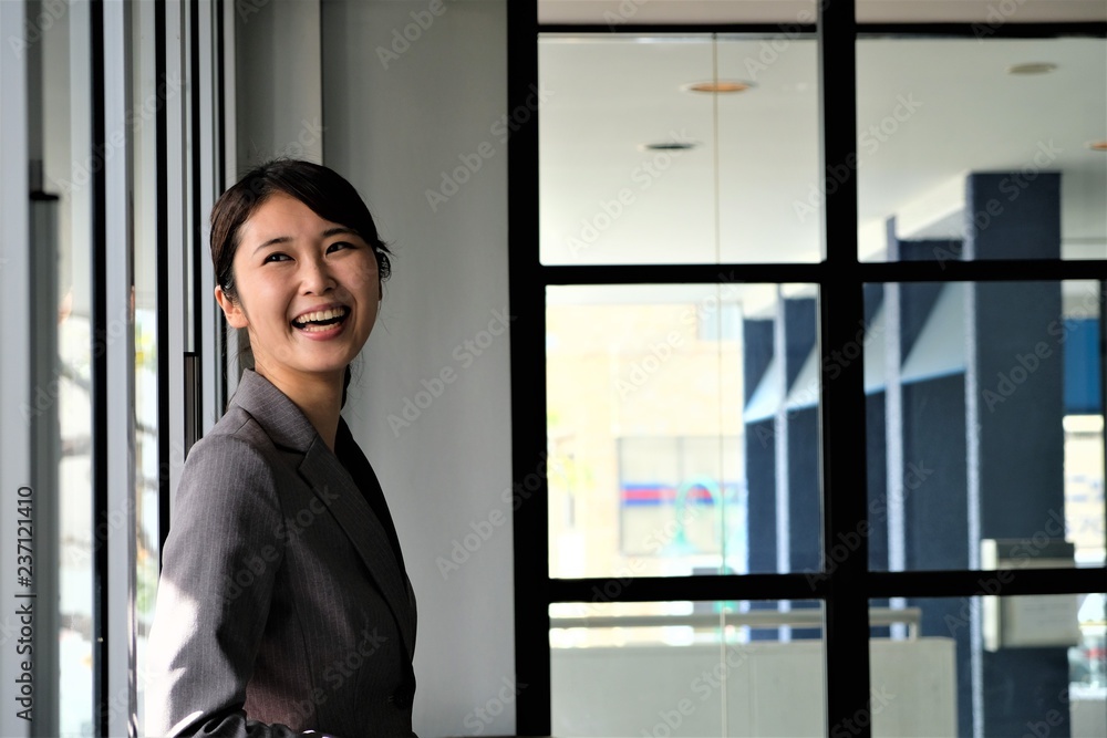 外を見る女性 外を見る女性