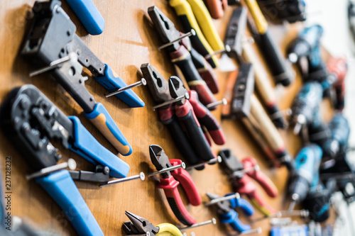 Tools and component kit to use in electrical installations