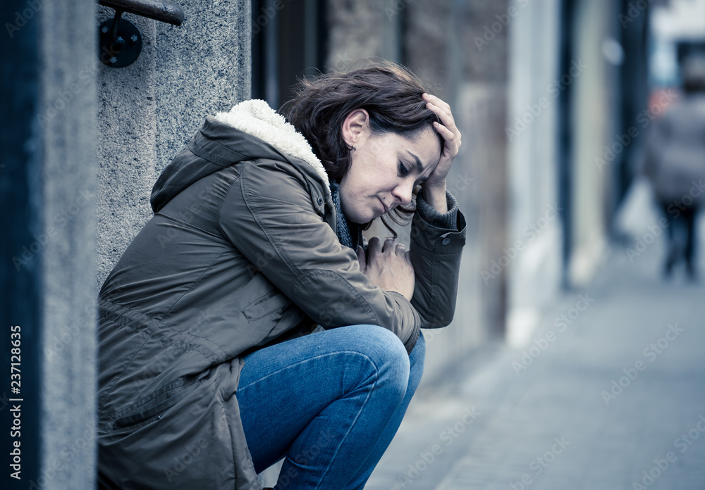 © SB Arts Media - Depressed woman sitting on urban city street overwhelmed and hop © SB Arts Media - Depressed woman sitting on urban city street overwhelmed and hop