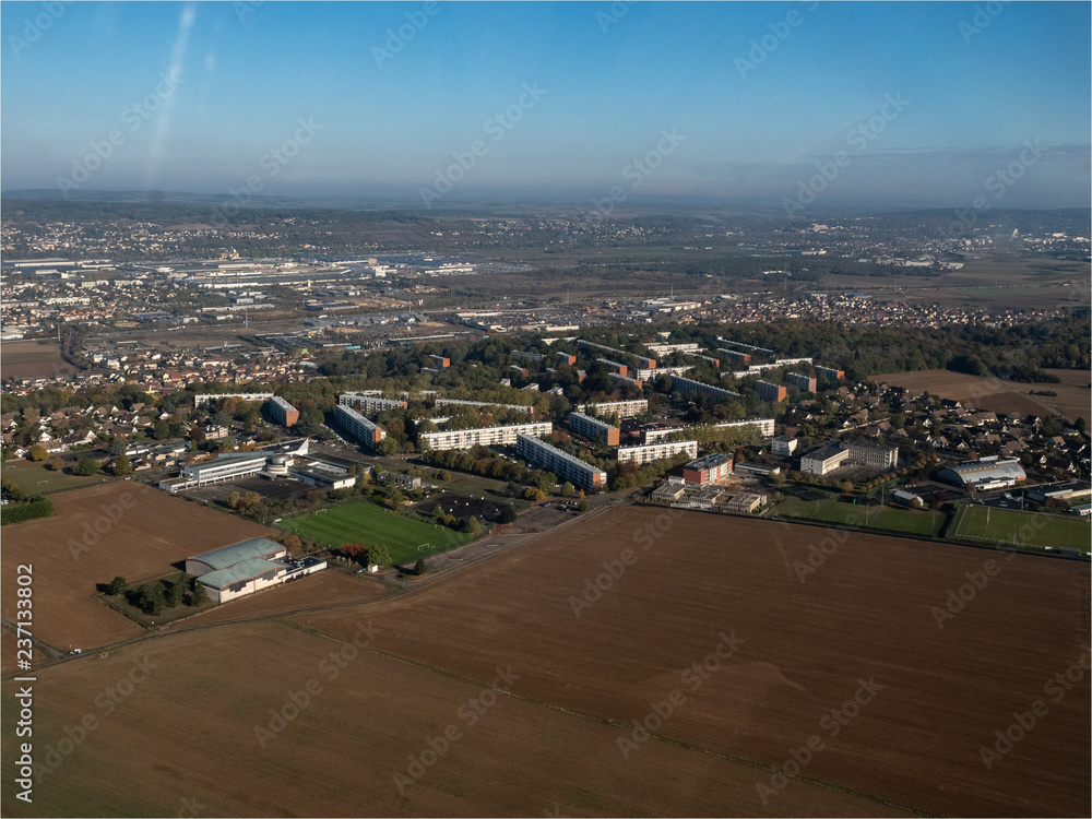 vue aérienne de la ville d'Aubergenville dans les Yvelines en France