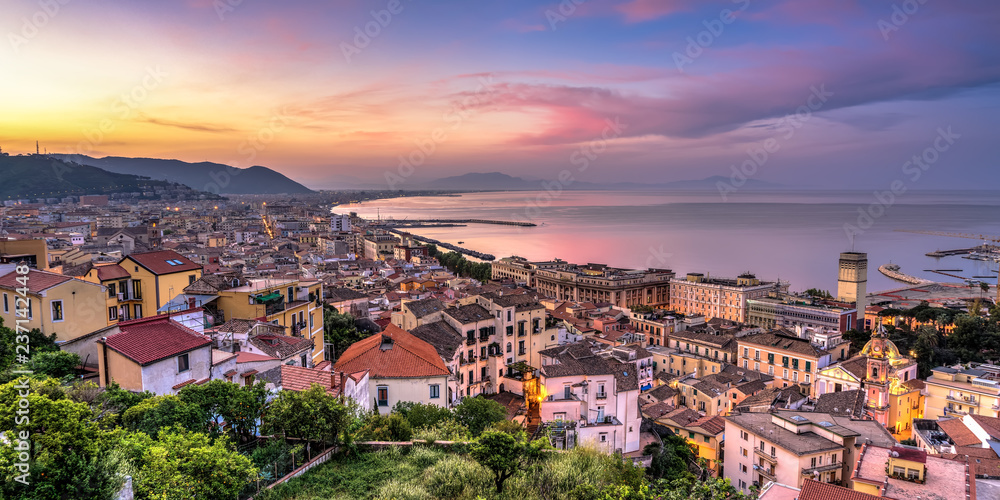 Panorama di Salerno all'alba