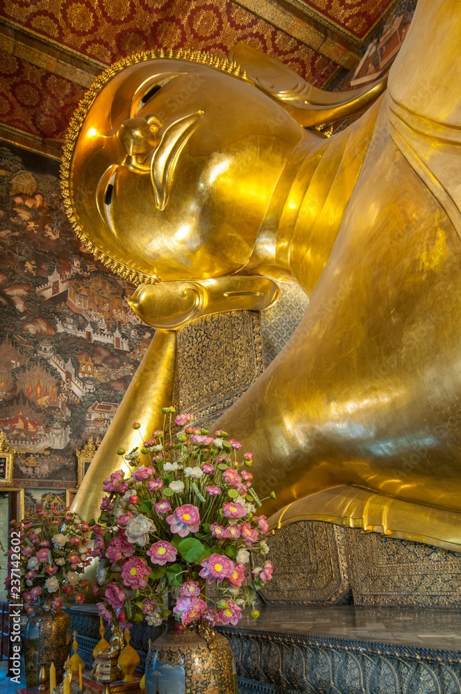 Giant reclining Buddha, Wat Pho (Temple of the Reclining Buddha), Bangkok, Thailand.