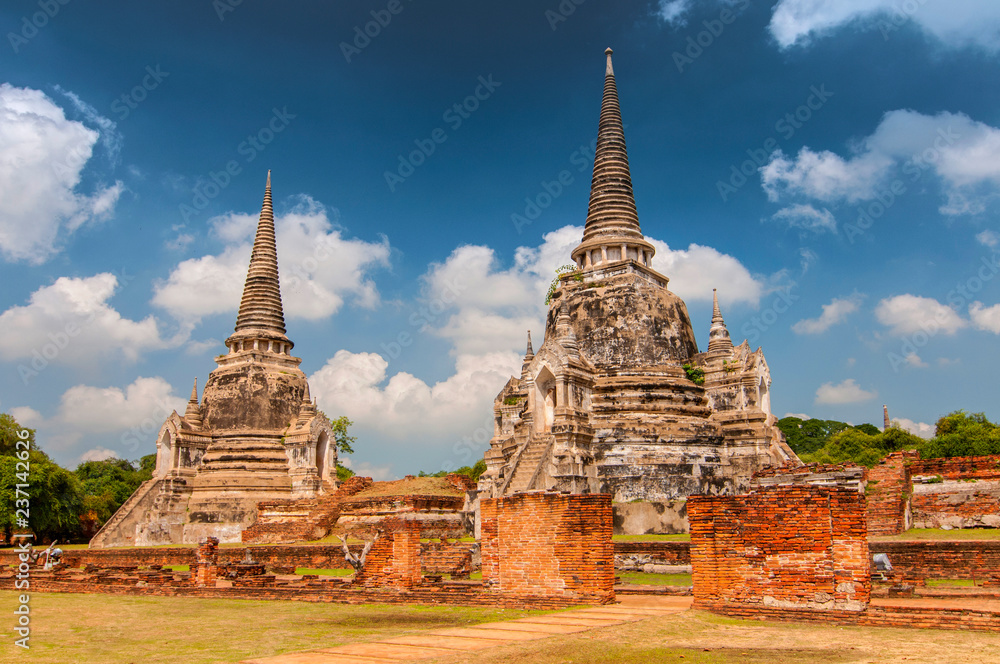 Fototapeta premium Old Chedi at the ruins Wat Phra Si Sanphet Temple, Thailand, Ayutthaya.