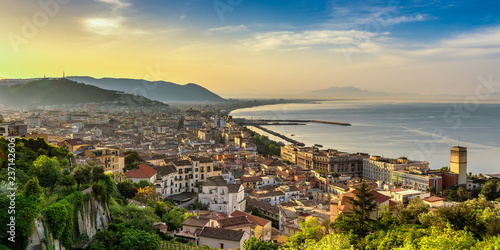 Tableau sur toile Panorama di Salerno all'alba