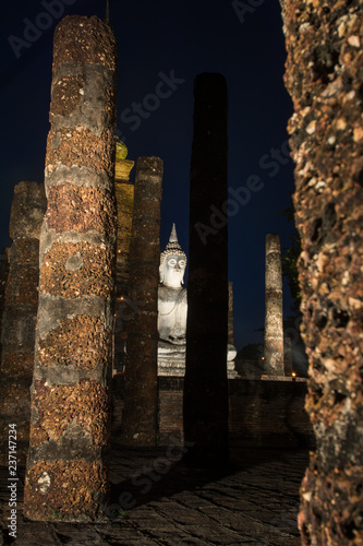 Fotografie, Obraz the ancient Buddhist temple of Wat Sa Si in evening twilight