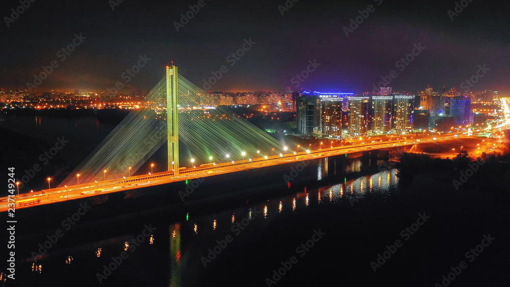 Obraz premium Night scene of Kiev embankment at night