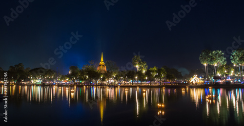 Photo Sukhothai historical park  at night with lighting in Loy Krathong Festival