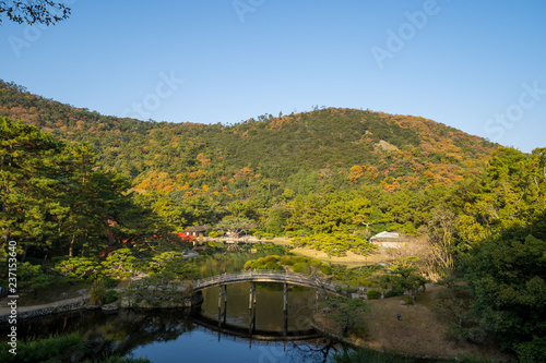 紅葉 栗林公園(香川県高松市)飛来峰から望む掬月亭、偃月橋 2018年11月撮影
