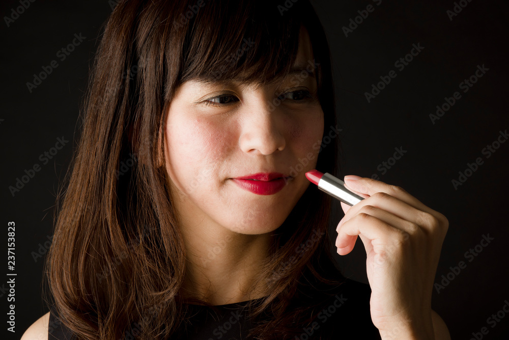 Obraz premium 口紅を塗る女性