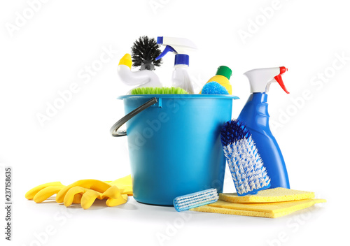 Obraz na płótnie Bucket with cleaning supplies on white background