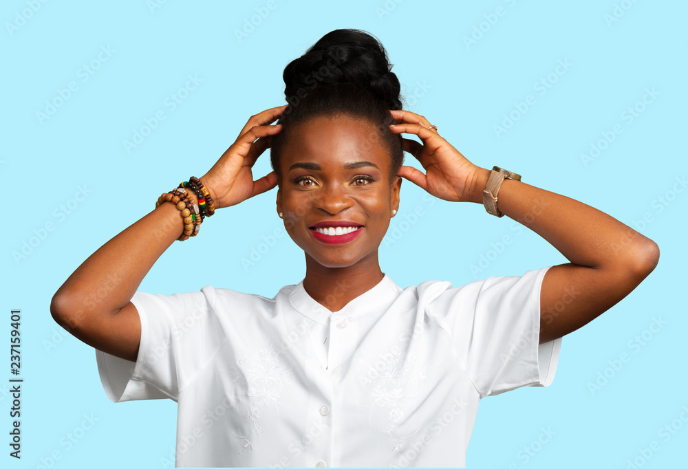 Naklejka premium Portrait of smiling young black womanм