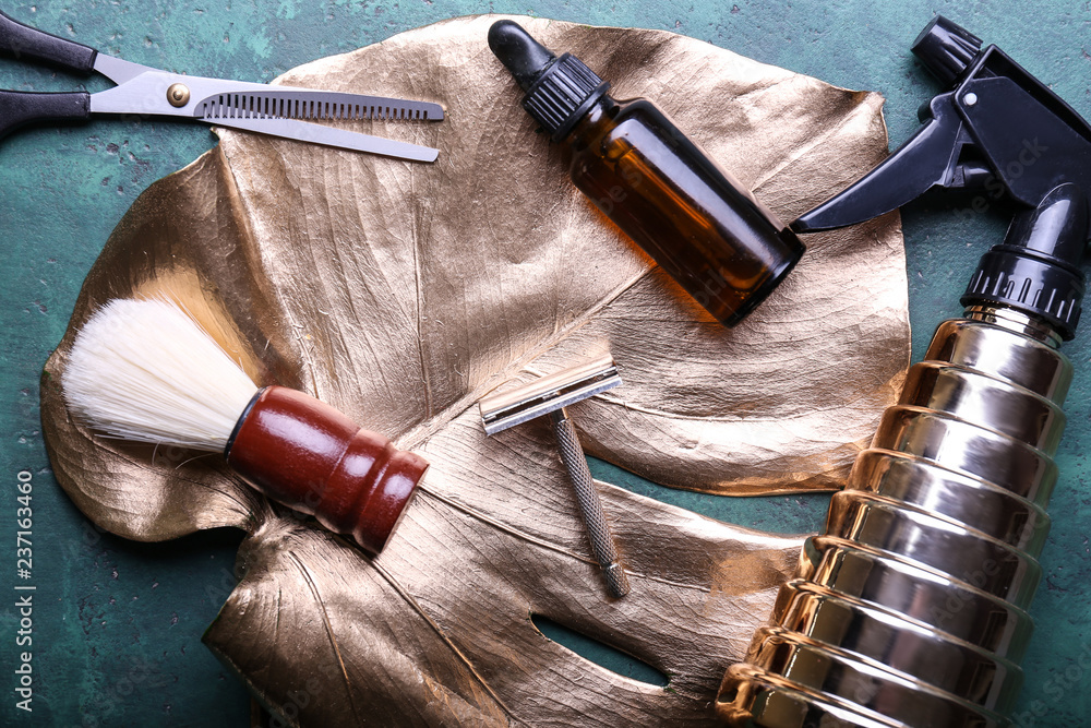 Naklejka premium Barber accessories on color background, flat lay