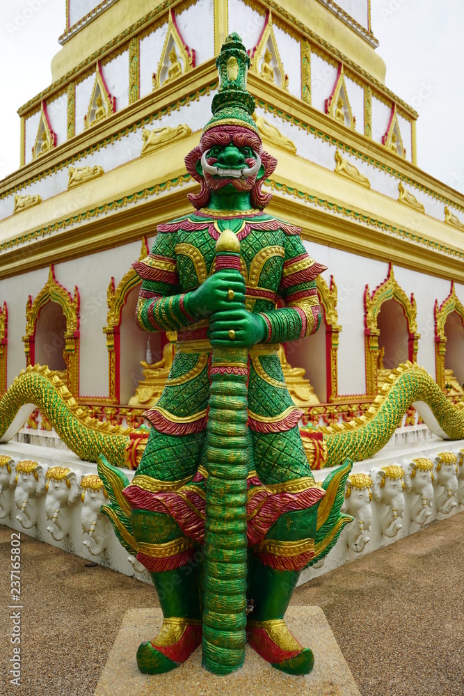 Fototapeta premium Giant status in front of pagoda