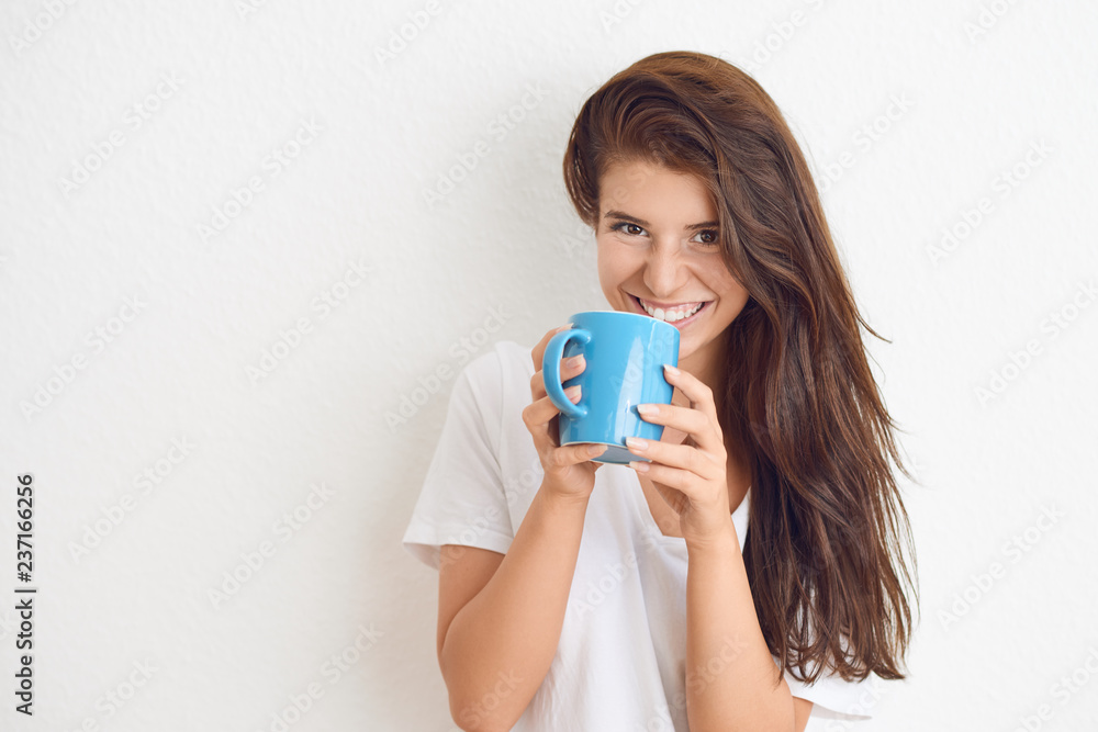 Hübsche junge Frau trinkt Kaffee am Morgen Hübsche junge Frau trinkt Kaffee am Morgen