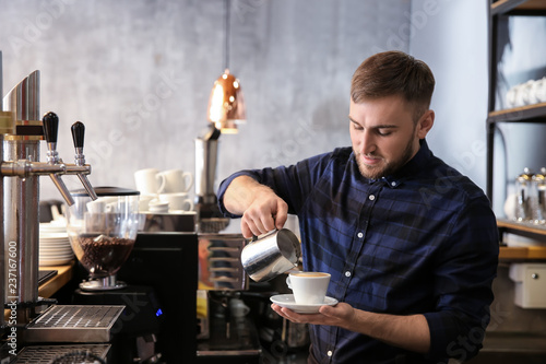Barista preparing fresh aro...