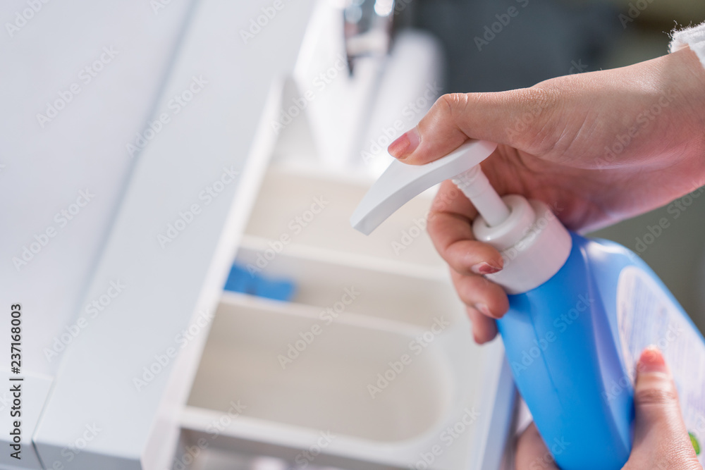 Obraz premium woman washing clothes