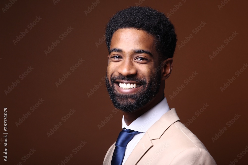 Obraz premium Beautiful black man in front of a colored background