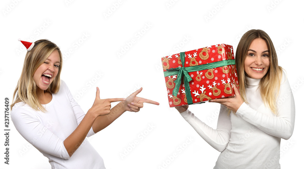Zwei junge Frauen mit einem Weihnachtsgeschenk lachen Zwei junge Frauen mit einem Weihnachtsgeschenk lachen
