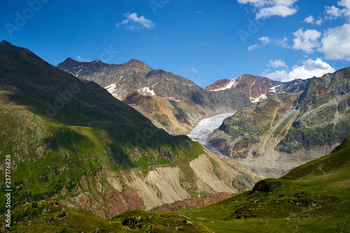 Kaunertaler Gletscher in den Zentralalpen zwischen der Schweiz, Italien und Österreich von der Kaunertaler Gletscherstaße in Österreich aus gesehen.