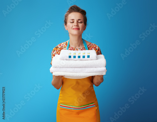 Fotografie happy young housewife enjoying fresh white linen on blue