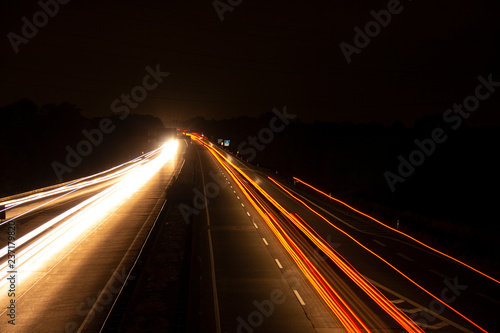 Autobahn in der Nacht Streifen