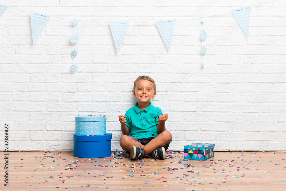 Naklejka premium boy celebrating his birthday with confetti in a party