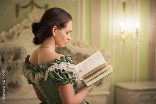 Photography Portrait of retro baroque fashion woman