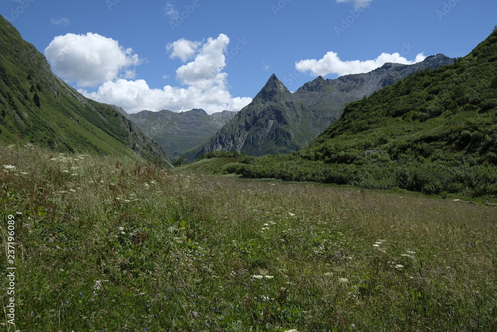 Obraz premium Landschaft am Zeinissee bei Galtür zwischen der Silvretta- und Ferwallgruppe an der Grenze zwischen Tirol und Vorarlberg, Österreich