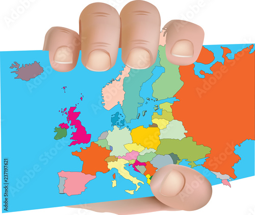mano regge cartoncino raffigurante l'europa