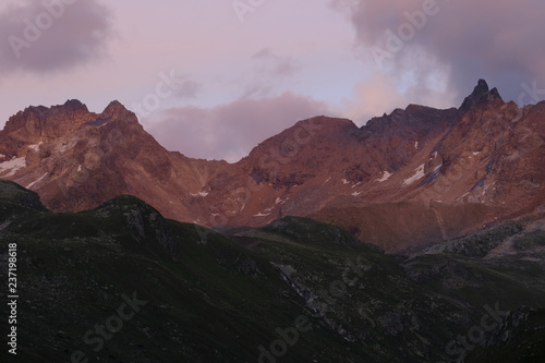 Abendstimmung über der Silvrettagruppe in den Zentralalpen zwischen der Schweiz und Österreich