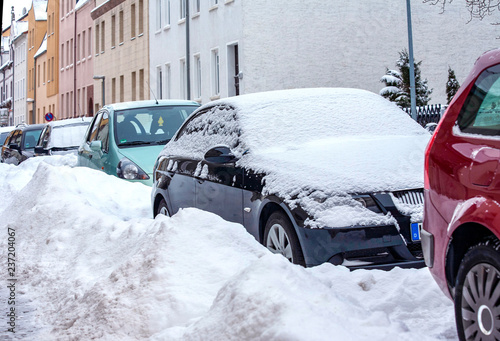 Zugeschneite Autos am Straßenrand