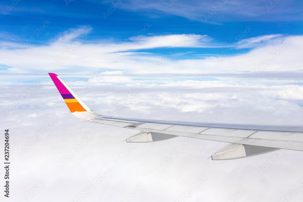 Fototapeta premium looking aircraft wing through the window