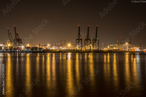 Hamburger Hafen bei Nacht