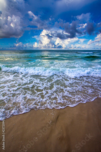 Waves and clouds at the beach © KEITH