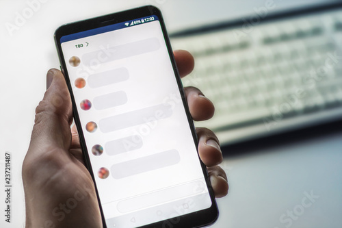 Canvastavla Smartphone mit leerer Kommentarspalte als Vorlage für weitere Bearbeitung