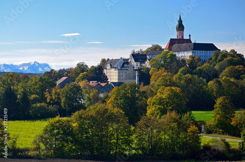 Kloster Andechs vor Alpenkette