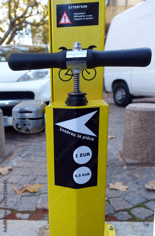 Fototapeta premium réparation du vélo