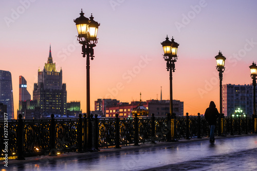 Fototapet Moscow, Russia - December, 1, 2018: Image of night embankment in Moscow