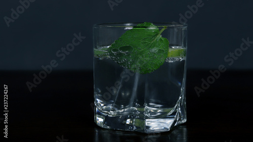 Напиток в стеклянном стакане с лаймом