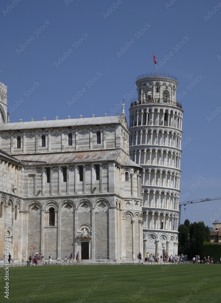La torre de Pisa o torre inclinada de Pisa (torre pendente di Pisa) es la torre campanario de la catedral de Pisa, situada en la Plaza del Duomo.