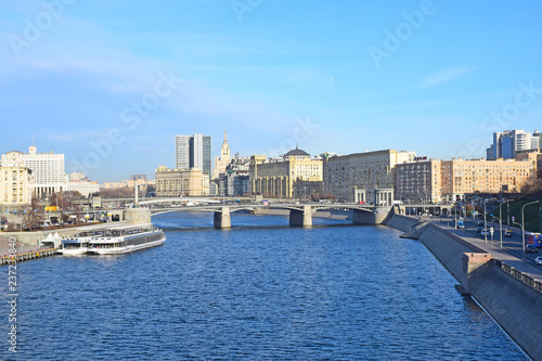 View of the Moscow River from the bridge of Bogdan Khmelnitsky. Russia, Moscow, November 2018 © Сергей Балдин