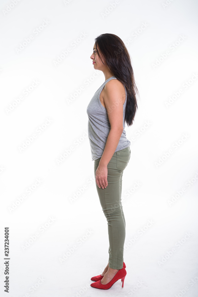 Foto Stock Full body shot profile view of beautiful woman standing against  | Adobe Stock