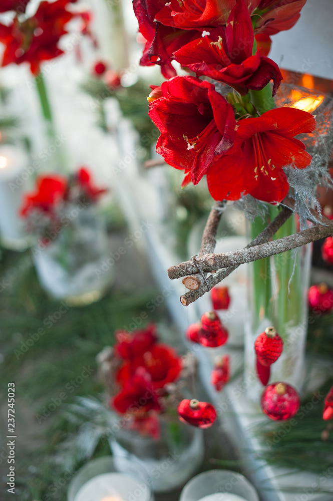 Obraz premium White and red decor by the fireplace.