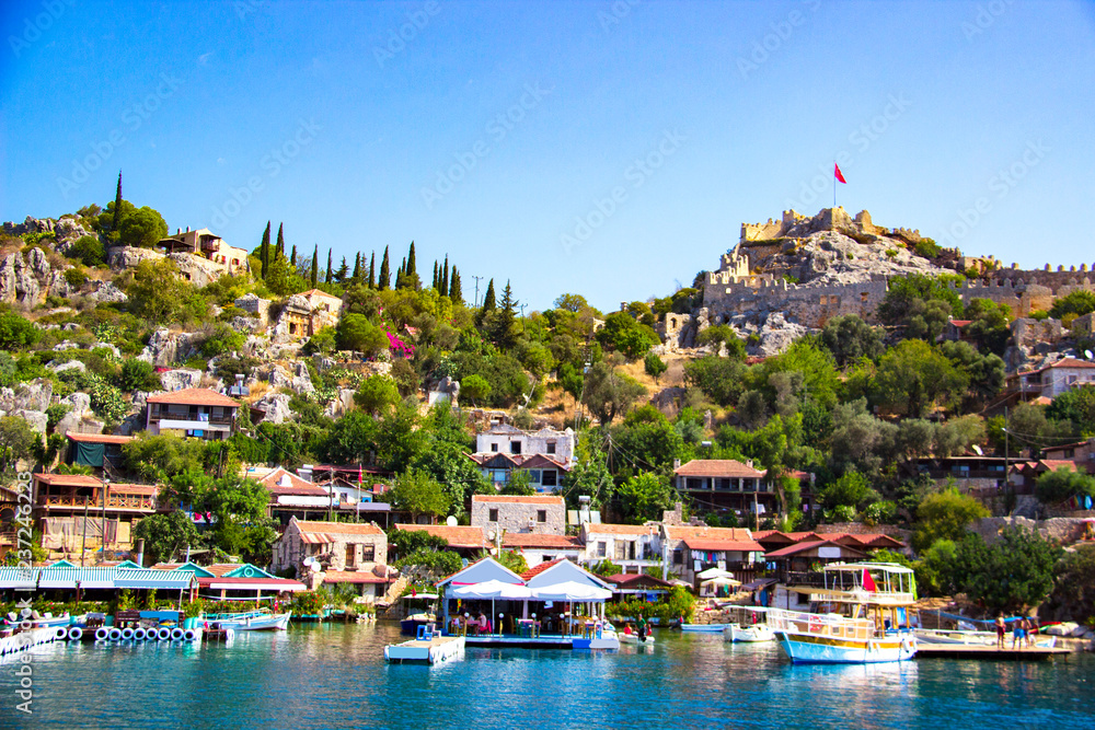 Obraz premium Starożytna wioska Simena na wybrzeżu Morza Śródziemnego w rejonie Kekova w prowincji Antalya