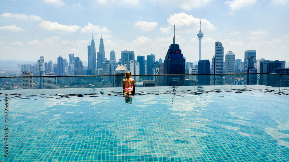 Kuala Lumpur Infinity swimming pool - obrazy, fototapety, plakaty 