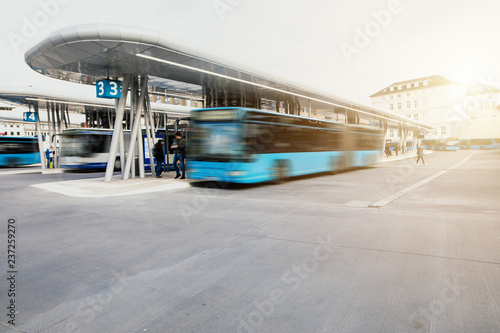 Bus fährt von der Bushaltestelle am modernen Busbahnhof los photo