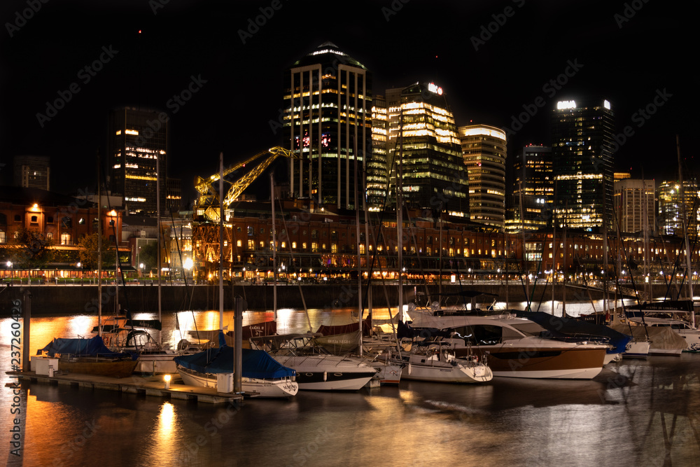 Fototapeta premium Puerto Madero nocturno - Botes
